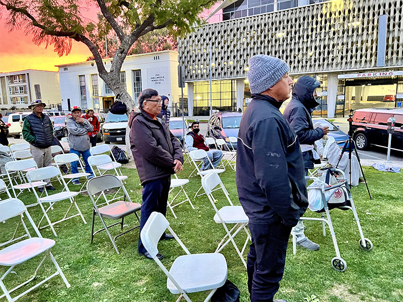 Imagen de personas orando o reunidas
